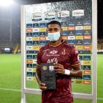 Juan Angulo del Deportes Tolima recibe el premio al mejor jugador después del partido entre La Equidad  y Deportes Tolima por la fecha 8 como parte de la Liga BetPlay DIMAYOR I 2022 jugado en el estadio Metropolitano de Techo de la ciudad de Bogotá. Foto: VizzorImage / Felipe Caicedo/ Staff