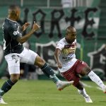 Jhon Vásquez del Cali disputa el balón con Junior Hernández del Tolima durante partido entre Deportivo Cali y Deportes Tolima por la final ida como parte de la SuperLiga BetPlay DIMAYOR 2022 jugado en el estadio Deportivo Cali de la ciudad de Palmira. Foto: VizzorImage / Gabriel Aponte / Staff