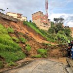 Deslizamiento de tierra en barrios de Manizales .Foto Bomberos de Manizales