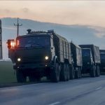 Imagen de un convoy de vehículos militares rusos que avanzaron hacia la frontera en la región de Donbás, en el este de Ucrania, el 23 de febrero de 2022. (Agencia Anadolu)