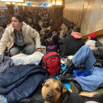 Cientos de personas pasan la noche ahora en el Metro de Kiev