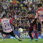 Anderson Plata del Tolima disputa el balón con Jorge Arias del Junior durante partido entre Deportes Tolima y Atlético Junior por la fecha 9 como parte de la Liga BetPlay DIMAYOR I 2022 jugado en el estadio Manuel Murillo Toro de la ciudad de Ibagué. Foto: VizzorImage / Juan Torres / Cont