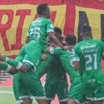 Jugadores de la Equidad celebran el triunfo ante Deportivo Pereira en partido de la fecha 9 por la Liga BetPlay DIMAYOR I 2022, jugado en el estadio Hernán Ramirez Villegas de la ciudad de Pereira. Foto: VizzorImage  / Pablo Bohorquez / Contribuidor