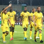 Sherman Cárdenas del Atlético Bucaramanga disputa el balón con el Atlético Nacional durante partido entre el Atlético Bucaramanga y Atlético Nacional por la fecha 9 como parte de la Liga BetPlay DIMAYOR I 2022 jugado en el estadio Alfonso López de Bucaramanga . Foto: VizzorImage / Jaime Moreno / Contribuidor