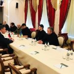 Inician las negociaciones entre Ucrania y Rusia en Bielorrusia Delegaciones de Ucrania y Rusia llegan para asistir a unas conversaciones de paz en la región de Gomel, que limita con ambos lados del conflicto en Bielorrusia, el 28 de febrero de 2022.Foto Cortesía ministerio de relaciones exteriores de Bielorrusia –