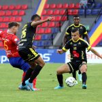 Facundo Ospitaleche de Deportivo Pasto y Roycer Colpa, Jair Castillo de Alianza Petrolera disputan el balon durante partido de la fecha 9 entre Deportivo Pasto y Alianza Petrolera por la Liga BetPlay DIMAYOR I 2022 jugado en el estadio Departamental Libertad de la ciudad de Pasto. Foto: VizzorImage / Leonardo Castro / Cont.