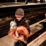 Berlín (Alemania), Un niño lleva un perro mientras refugiados de Ucrania llegan a la estación central de Berlín Hauptbahnhof en Berlín, Alemania, el 04 de marzo de 2022. Las tropas rusas entraron en Ucrania el 24 de febrero, lo que llevó al presidente del país a declarar marcial ley y desencadenando una serie de anuncios por parte de los países occidentales para imponer severas sanciones económicas a Rusia. Los refugiados que huyen de Ucrania son llevados en tren, entre otros destinos, a la capital alemana. (Alemania, Rusia, Ucrania) EFE/EPA/FILIP CANTANTE