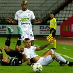 Ayron del Valle y Felipe Banguero del Once disputan el balón con un jugador del Pereira durante partido por la fecha 10 de la Liga BetPlay DIMAYOR I 2022 entre Once Caldas y Deportivo Pereira jugado en el estadio Palogrande de la ciudad de Manizalez. Foto: VizzorImage / John Jairo Bonilla / Cont