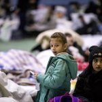 Personas que huyen de Ucrania llegan al estadio de atletismo de Chisinau, Moldavia, el 5 de marzo de 2022. Según el Ministerio del Interior, hasta ahora Moldavia recibió unos 100.000 ucranianos que huían del país tras las acciones militares de Rusia. invasión en Ucrania. Las tropas rusas entraron en Ucrania el 24 de febrero, lo que llevó al presidente del país a declarar la ley marcial y provocó una serie de anuncios de los países occidentales para imponer severas sanciones económicas a Rusia. (Moldavia, Rusia, Ucrania) EFE/EPA/DUMITRU DORU