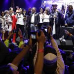 El precandidato a la Presidencia de Colombia por el Pacto Histórico, Gustavo Petro (c), participa en el acto de cierre de campaña de esa colectividad, hoy, en Bogotá (Colombia). Bajo el lema que el "13 de marzo comienza el cambio" en Colombia. EFE/ Carlos Ortega