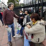 Sergio Fajardo, uno de los precandidatos a la Presidencia de Colombia en la Coalición Centro Esperanza, entrega volantes con información de su programa electoral este sábado en Bogotá (Colombia). EFE Mauricio Dueñas Castañ