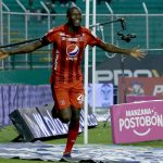 Adrian Ramos del América celebra después de anotar el primer gol de su equipo durante partido entre Deportivo Cali y América de Cali por la fecha 10 como parte de la Liga BetPlay DIMAYOR I 2022 jugado en el estadio Deportivo Cali de la ciudad de Palmira. Foto: VizzorImage / Samir Rojas / Cont