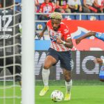 Juan David Rodriguez del Junior disputa balón con Brayan Correa del Magdalena durante partido de la fecha 10 como parte de la Liga BetPlay DIMAYOR I 2022 entre Atlético Junior y Unión Magdalena jugado en el estadio Metropolitano Roberto Meléndez de la ciudad de Barranquilla. Foto: VizzorImage / Jesus Rico / Cont