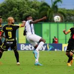 Brayan Fernandez y Leonardo Saldaña de Alianza disputan el balón con Jefferson Mena del Bucaramanga durante partido entre Alianza Petrolera y Atlético Bucaramanga por la fecha 10 como parte de la Liga BetPlay DIMAYOR I 2022 jugado en el estadio Daniel Villa Zapata de la ciudad de Barrancabermeja. Foto: VizzorImage / Jose Martinez / Cont