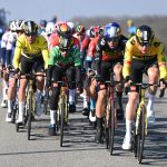 El neerlandés Fabio Jakobsen (Quick Step) sigue intratable al esprint y volvió a mostrar su estado de gracia imponiéndose con autoridad ante el belga Wout Van Aert en la segunda etapa de la París Niza, entre Auffargis y Orléans, de 159,2 km, Foto A.S.O._Alex_Broadway