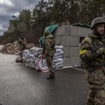 Miembros del ejército ucraniano montan guardia en un puesto de control cerca de Brovary, en la primera línea oriental de la región de Kyiv (Kiev), Ucrania, 08 de marzo de 2022. EFE/EPA/ROMAN PILIPEY