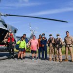 Fotografía cedida hoy por la oficina de prensa de la Armada de Colombia que muestra el rescate de tres españoles y un jamaiquino en San Andrés (Colombia). Tres ciudadanos españoles y un jamaiquino, que viajaban a bordo de un velero que encalló en el Caribe colombiano EFE/ Armada de Colombia