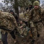 Miembros de las Fuerzas de Defensa Territorial asisten a una sesión de entrenamiento sobre técnicas de primeros auxilios, este miércoles, en Kiev. Según las estadísticas de la Guardia Nacional de Ucrania, 100,000 ucranianos se han unido a las Fuerzas de Defensa Territorial desde el inicio de la invasión rusa a Ucrania. EFE/Roman Pilipey
