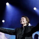 El cantante español Raphael se presentó en Bogotá . Raphael regresó a la capital colombiana con un único concierto en el Movistar Arena para presentar su tour RESinphónico, acompañado de la Orquesta Sinfónica Nacional de Colombia. EFE/ Carlos Ortega