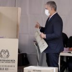 El presidente de Colombia Iván Duque ejerce su derecho al voto hoy en Bogotá (Colombia). Los centros de votación de Colombia abrieron a las 8.00 am de este domingo para la jornada de elecciones legislativas y de las consultas presidenciales colombianas. EFE/Carlos Ortega