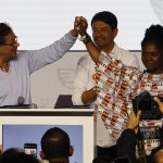 Gustavo Petro (i), candidato a la Presidencia de Colombia del Pacto Histórico, habla acompañado de los precandidatos derrotados de esa colectividad, Francia Márquezl (d) y Camilo Romero (c), luego de ganar la consulta de su coalición tras las elecciones legislativas del país, hoy, en Bogotá (Colombia). EFE Mauricio Dueñas Castañeda