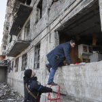 Un policía ayuda a un lugareño a entrar en su apartamento dañado en un edificio bombardeado en Kiev (Kiev), Ucrania, 14 de marzo de 2022. Al menos una persona murió, dijo el alcalde de Kiev, Klitschko EFE/EPA/SERGEY DOLZHENKO