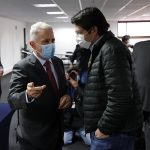 El senador electo Miguel Uribe Turbay (d) habla con el expresidente colombiano Álvaro Uribe, jefe del partido político Centro Democrático, durante una reunión de esa colectividad, hoy, en Bogotá EFE/ Mauricio Dueñas Castañeda