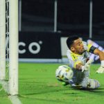 Jose Luis Chunga, guardameta de Alianza Petrolera no logra detener el disparo de Christian Marrugo (Fuera de Cuadro)de Aguilas Doradas Rionegro al anotar gol durante partido de la fecha 11 entre Alianza Petrolera y Aguilas Doradas Rionegro por la Liga BetPlay DIMAYOR I 2022, en el estadio Daniel Villa Zapata de la ciudad de Barrancabermeja. Foto: VizzorImage / Jose D. Martinez / Cont.
