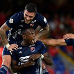 Diber Cambindo del Medellín celebra con sus compañeros después de anotar el tercer gol de su equipo durante partido entre América de Cali y Deportivo Independiente Medellín por la fecha 11 como parte de la Liga BetPlay DIMAYOR I 2022 jugado en el estadio Pascual Guerrero de la ciudad de Cali. Foto VizzorImage / Gabriel Aponte / Staff