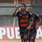 Jugadores de Envigado celebran después de anotar el primer gol durante el partido entre Envigado F.C y La Equidad por la fecha 11 de la Liga BetPlay DIMAYOR I 2022 jugado en el estadio Polideportivo Sur de Envigado. Foto: VizzorImage / Juan Cardona / Cont