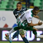 Jhon Vasquez del Cali disputa el balón con Danovis Banguero de Nacional durante partido entre Deportivo Cali y Atlético Nacional por la fecha 12 como parte de la Liga BetPlay DIMAYOR I 2022 jugado en el estadio Deportivo Cali de la ciudad de Palmira. Foto: VizzorImage / Gabriel Aponte / Staff