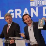 Federico Gutierrez dice que como Petro no va a los debates,él lleva la foto de Petro