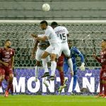 Brayan Cordoba y Dannovi Quiñones del Once saltan por el balón durante partido por la fecha 12 de la Liga BetPlay DIMAYOR I 2022 entre Once Caldas y Deportes Tolima jugado en el estadio Palogrande de la ciudad de Manizalez. Foto: VizzorImage / John Jairo Bonilla / Cont