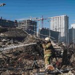 Al menos cuatro personas resultaron heridas en la capital ucraniana, Kiev, luego de los continuos bombardeos rusos de la ciudad desde la noche del martes 22 de marzo. (Diego Herrera Carcedo - Agencia Anadolu)