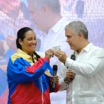 Dilcimer Brito, profesora migrante venezolana que desde la ciudad de Cartagena imparte sus conocimientos a niños de todas las edades, hoy se hizo Visible cuando recibió su PPT de manos del presidente Iván Duque .Foto Migración Colombia