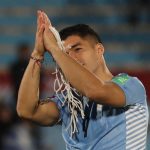 Luis Suárez de Uruguay celebra el triunfo 1-0 de su equipo al final de un partido por las eliminatorias sudamericanas al Mundial de la FIFA Catar 2022 entre Uruguay y Perú, hoy, en el estadio Centenario en Montevideo (Uruguay). EFE Raúl Martínez POOL