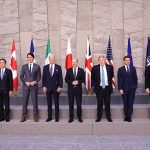 De izquierda a derecha, el secretario general de la OTAN, Jens Stoltenberg; la presidenta de la Comisión Europea, Ursula von der Leyen; el primer ministro japonés Fumio Kishida; el primer ministro canadiense, Justin Trudeau; el presidente estadounidense Joe Biden; el canciller alemán, Olaf Scholz; el primer ministro británico, Boris Johnson; el presidente francés, Emmanuel Macron; el primer ministro italiano Mario Draghi y el presidente del Consejo Europeo, Charles Michel, participan en la Cumbre del G7 en Bruselas, Bélgica, el 24 de marzo de 2022. (EU Council / Pool - Agencia Anadolu)