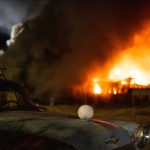 Bomberos trabajan para apagar un incendio provocado por ataques con cohetes rusos en Kiev, Ucrania, el 17 de marzo de 2022. (Wolfgang Schwan - Agencia Anadolu)