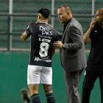 Rafael Dudamel técnico del Cali da instrucciones a Sebastian Leyton Foto: VizzorImage / Gabriel Aponte / Staff