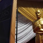 Una estatua de los Oscar en la alfombra roja mientras continúa los preparativos para la 94ª ceremonia anual de los Premios de la Academia en el Dolby Theatre Dolby Theatre de Hollywood, Los Ángeles, California, Estados Unidos, el 26 de marzo de 2022. EFE/EPA/JOHN G. MABANGLO
