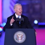 El presidente de Estados Unidos, Joe Biden, pronuncia un discurso en el Castillo Real de Varsovia, Polonia, el 26 de marzo de 2022.El presidente estadounidense voló el 23 de marzo a Bruselas, donde el 24 de marzo participó en una cumbre extraordinaria de la OTAN, la cumbre de líderes del G7 y la cumbre del Consejo Europeo. (Polonia, Estados Unidos, Bruselas, Varsovia) EFE/EPA/RADEK PIETRUSZKA FUERA POLONIA