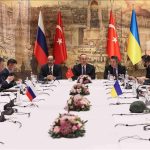 El ministro de Relaciones Exteriores de Turquía, Mevlut Cavusoglu (centro), da un discurso de agradecimiento durante las conversaciones de paz entre las delegaciones de Rusia y Ucrania en la Oficina Presidencial de Dolmabahce en Estambul, Turquía, el 29 de marzo de 2022. (Cem Özdel - Agencia Anadolu)