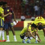 Jugadores de Colombia al final de un partido de las eliminatorias sudamericanas para el Mundial de Catar 2022 entre Venezuela - Colombia, en el estadio Cachamay en Puerto Ordaz (Venezuela). EFE/Rayner Peña