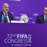 El presidente de la FIFA, Gianni Infantino, habla con los medios de comunicación durante la rueda de prensa de clausura del 72º Congreso de la FIFA en Doha, Qatar, el 31 de marzo de 2022. A la derecha, Bryan Swanson, Director de Relaciones con los Medios de la fifa (Catar) EFEEPANOUSHAD THEKKAYIL