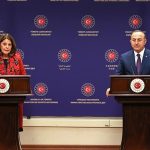 El ministro de Relaciones Exteriores de Turquía, Mevlut Cavusoglu, y su homóloga y vicepresidenta de Colombia, Marta Lucía Ramírez, realizan una conferencia de prensa conjunta después de su reunión en Ankara, Turquía, el 1 de abril de 2022. (Cem Özdel - Agencia Anadolu)