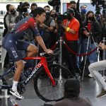 El ciclista colombiano Egan Bernal (i) habla hoy, durante una rueda de prensa realizada en Bogotá (Colombia). Bernal (Ineos Grenadiers), que sufrió un grave accidente el pasado 24 de enero en las cercanías de Bogotá cuando se entrenaba para el Tour de Francia, habló este sábado sobre su recuperación y el regreso a la bicicleta. EFE/ Mauricio Dueñas Castañeda