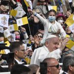 El Papa Fracisco bendice a los fieles a su llegada en papamóvil a una misa en la iglesia St. Publius Parish en la Piazzale dei Granai en Floriana, Malta. EFE/CIRO FUSCO