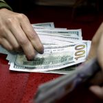 El peso colombiano, una de las monedas que más se devaluó frente al dólar en 2021, pasa por un periodo de revalorización alentado por la coyuntura política y económica internacional, tendencia que puede mantenerse en el corto plazo, según expertos. EFE/ Mauricio Dueñas Castañeda