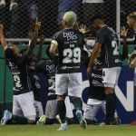 Jugadores del Cali celebran un gol hoy, en un partido de la Copa Libertadores entre Deportivo Cali y Boca Juniors en el estadio del Deportivo Cali en Cali (Colombia). EFE/Ernesto Guzmán Jr.