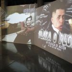 Personas observan la exposición "Colombianización" en la Galería Santa Fe, en Bogotá.  EFE/ Carlos Ortega